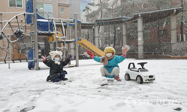 올겨울 처음으로 눈다운눈이 내리는 서울 아파트 놀이터에 어린이들이 나와 눈사람을 만들며 즐거워하는 모습.  사진/강종민 기자