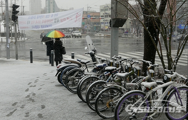 올겨울 처음으로 길거리에 눈이 쌓인 서울 도심 길거리 풍경.    사진/강종민 기자