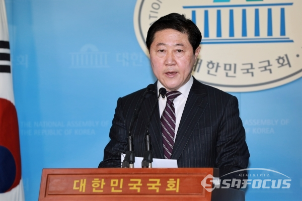 자유한국당 유기준 의원이 총선 불출마 기자회견을 하고 있다. [사진 /오훈 기자]
