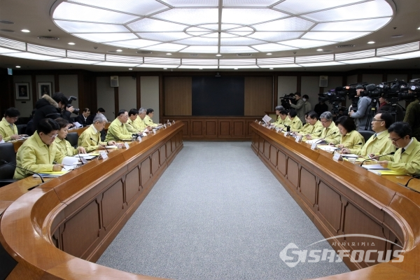19일 오전 수출입은행에서 제7차 코로나19 대응 경제관계장관회의 겸 제5차 경제활력대책회의가 열렸다.