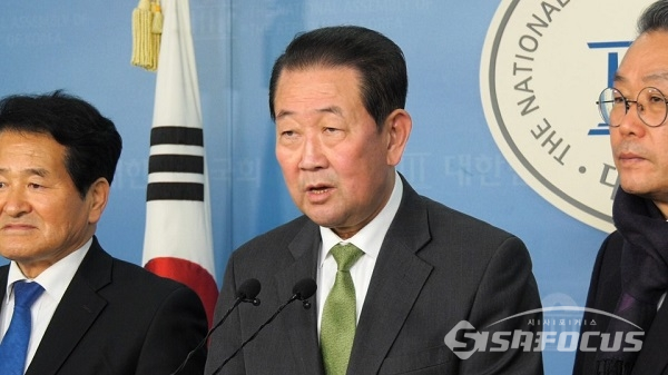 박주선 바른미래당 대통합추진위원장이 기자회견에서 발언하고 있다. 사진 / 이민준 기자