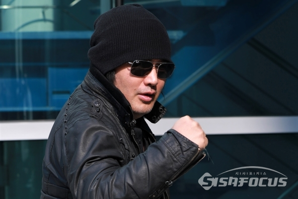 배우 김보성이 SBS 목동 사옥으로 들어서고 있다. [사진 / 오훈 기자]
