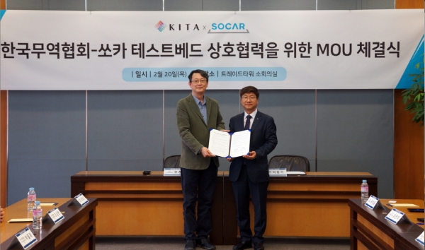 쏘카 원종필 최고기술책임자(왼쪽)와 한국무역협회 이동기 혁신성장본부장(오른쪽)의 업무협약을 체결(사진=쏘카)