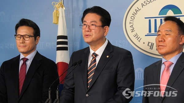 이동섭 의원이 미래통합당에 입당을 밝히는 기자회견. 사진 / 박상민 기자