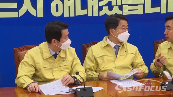 이인영, 조정식, 윤관석 의원이 담소를 나누고 있다. 사진 / 박상민 기자