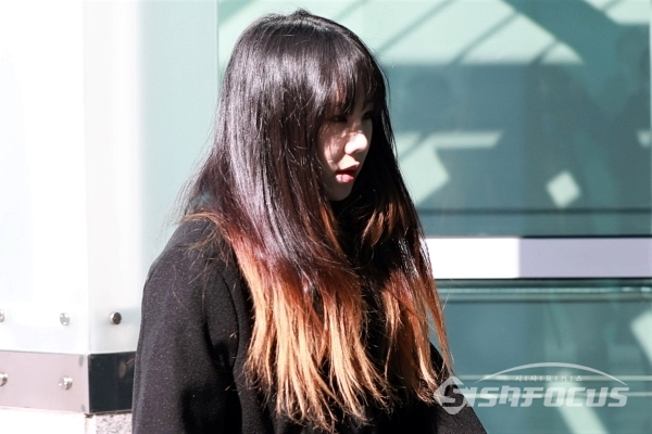 가수 유성은이 SBS 목동 사옥으로 들어서고 있다. [사진 / 오훈 기자]