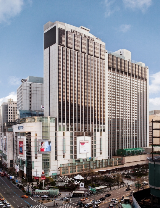 롯데면세점이 면세업계에서 처음으로 본사 임직원 재택근무를 실시한다. 28일부터 다음 달 6일까지다. 사진은 롯데면세점 소공점 외관. ⓒ롯데면세점