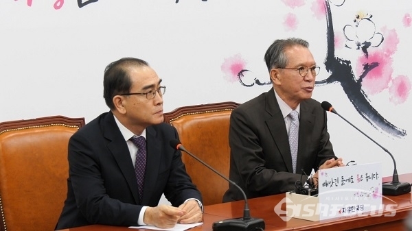 김형오 미래통합당 공천관리위원장(우)이 국회에서 발언하고 있다. 사진 / 박상민 기자