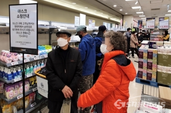 지난 25일 한 대형마트에서 고객들이 마스크를 구매하기 위해 줄을 서고 있다. ⓒ오훈 기자