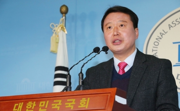 김창남 미래통합당 예비후보가 김남국 변호사 출마를 규탄하는 기자회견을 하고 있다. ⓒ뉴시스