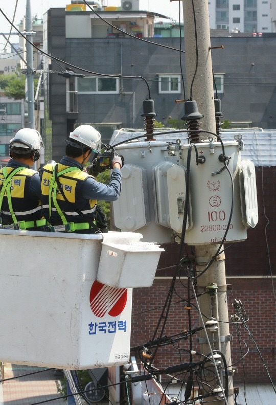 한국전력 직원들이 열화상 진단장비를 활용하여 전력설비를 진단하고 있다. ⓒ한국전력