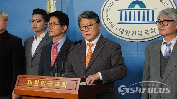 조원진 의원과 김문수 전 경기지사가 발언하고 있다. 사진 / 박상민 기자