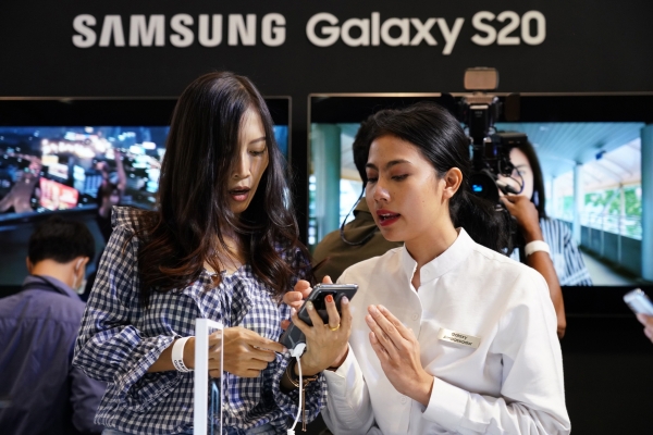 지난달 태국 방콕에 위치한 센트럴월드 쇼핑몰에서 진행된 '갤럭시 S20' 런칭 행사에서 제품을 체험하고 있다. ⓒ삼성전자