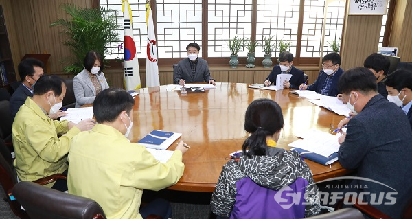 정천석 울산동구청장이 코로나19 관련한 상황점검 회의를 개최하고 있는 모습. 사진/동구청