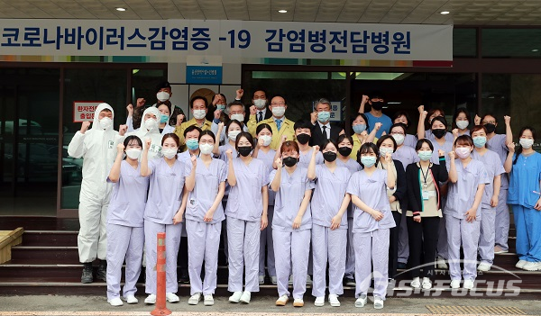 송철호 울산시장이 코로나19 감염병전담병원 종사자들과 함께 기념촬영을 하는 모습. 사진/울산시