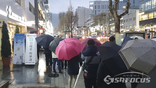 마스크5부제 시행2일째인 10일 서울 방배동 약국앞에 마스크를 사기위해 시민들이 우산을 쓰고 줄을 서있는 모습.  사진/강종민 기자