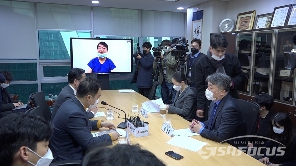 안철수 국민의당 대표가 최고위원회의를 화상으로 참석해 진행하고 있다. 사진 / 박상민 기자