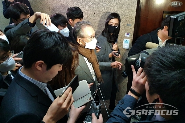 김형오 공천관리위원장이 회의장을 떠나고 있다. [사진 /오훈 기자]