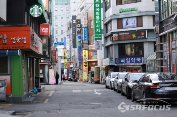 지난 13일 오후 서울 종로구의 거리가 한산한 모습을 보이고 있다. ⓒ오훈 기자