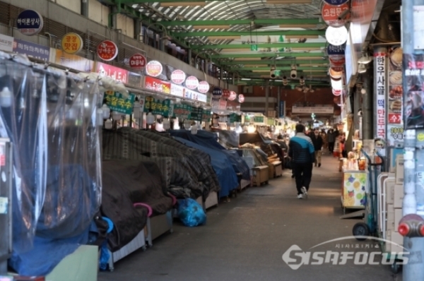 코로나19 영향으로 한산한 서울 종로구 한 전통시장 풍경. ⓒ오훈 기자