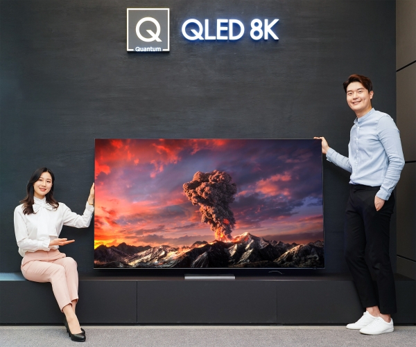 삼성전자 모델이 삼성 프리미엄 스토어 갤러리아 광교점에서 2020년형 QLED 8K TV 85형 QT950S 신제품을 소개하고 있다. ⓒ삼성전자