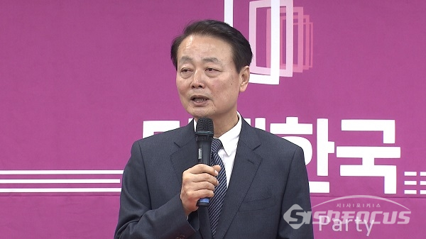 한선교 미래한국당 대표가 영등포 당사에서 기자회견을 하고 있다. 사진 / 박상민 기자