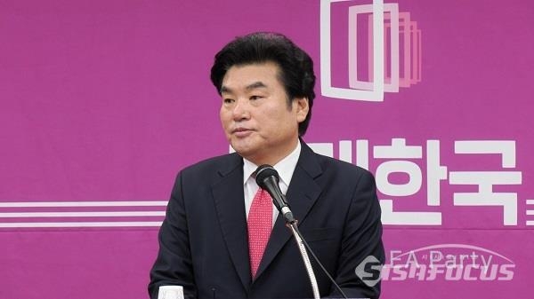 [시사포커스 / 김병철 기자] 미래한국당 원유철 대표가 당사에서 기자회견을 열고 발언하고 있다.
