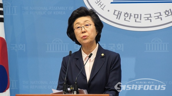 이은재 의원이  소통관에서 발언하고 있다. 사진 / 박상민 기자