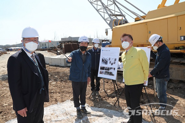 주원경 경제부시장이 삼남물류단지 공사현장을 점검하고 있는 모습. 사진/울산시