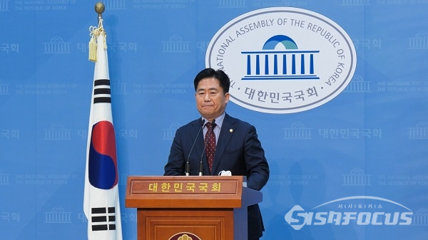 기자회견하는 김규환 의원. 사진 / 박상민 기자