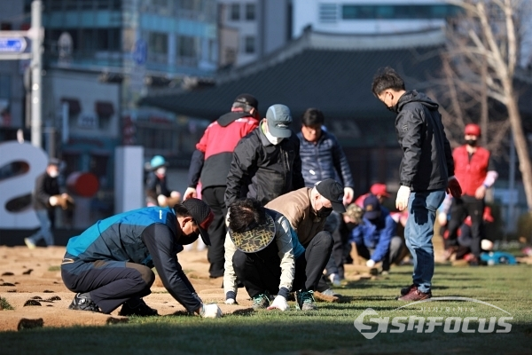 서울시 관계자들이 새 잔디를 깔고 있다. [사진 / 오훈 기자]
