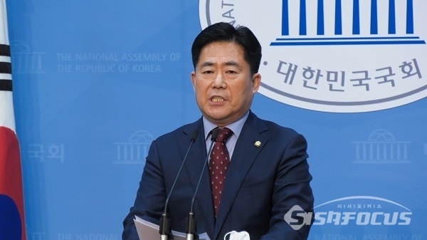 [시사포커스 / 박상민 기자] 미래통합당 김규환 의원이 24일 오전 국회 소통관에서 21대 총선 불출마 선언 기자회견을 하고 있다.