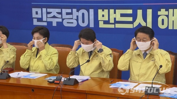 마스크 착용하는 의원들 . 사진 / 박상민 기자