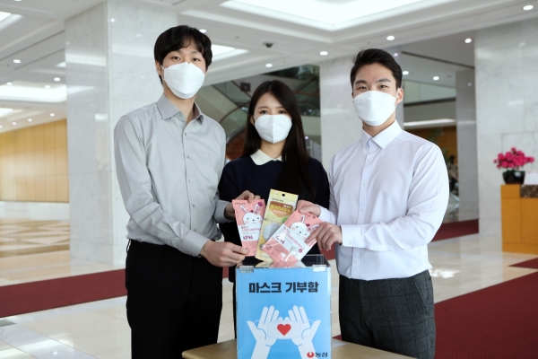 농심은 임직원과 회사가 함께 모은 소아용 마스크 2100 여장을 한국백혈병소아암협회에 기부했다. ⓒ농심