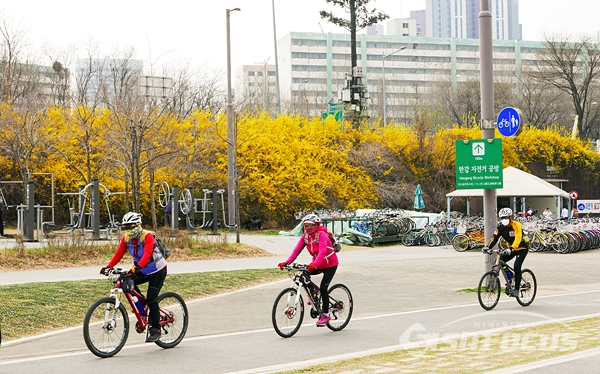 자전거동호인들이 마스크를 쓰고 한강변 자전거길을 달리는 모습.  사진/강종민 기자