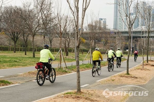 코로나19로 답답한 마음을 풀기위해 자전거를 탄다는 어르신들의 라이딩모습.  사진/강종민 기자