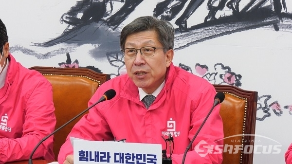 박형준 미래통합당 공동선대위원장이 국회에서 발언하고 있다. 사진 / 김병철 기자