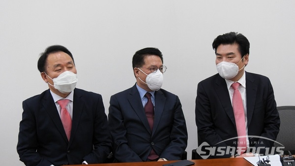 염동열-원유철 정운천 의원이 담소를 나누고 있다. 사진 / 김병철 기자