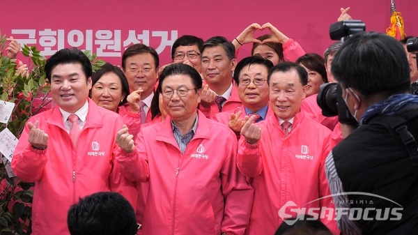 화이팅을 외치고 있는 당 의원들과 비례대표 후보자들. 사진 / 박상민 기자