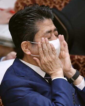 아베 신조 일본 총리가 지난 1일 마스크를 쓴 채 참의원 결산위원회에 참석했다. ⓒ뉴시스