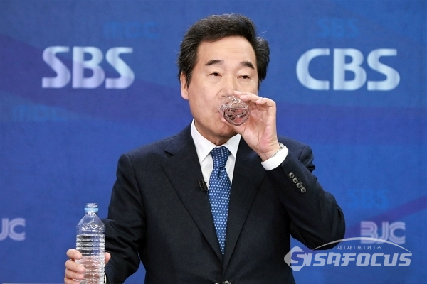 이낙연 더불어민주당 상임공동선대위원장이 물을 마시고 있다. [사진 / 오훈 기자]
