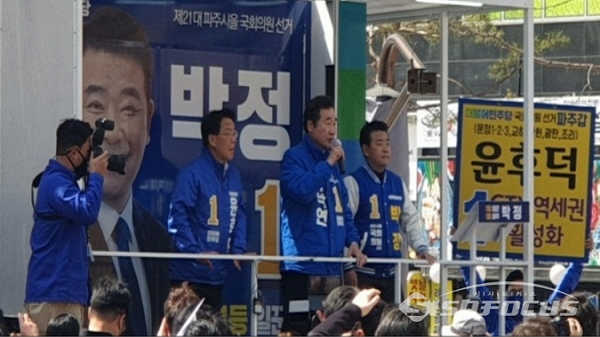 (왼쪽)윤후덕 후보(가운데)이낙연 공동선대위원장(우측) 박정 후보. 사진 / 이윤택 기자