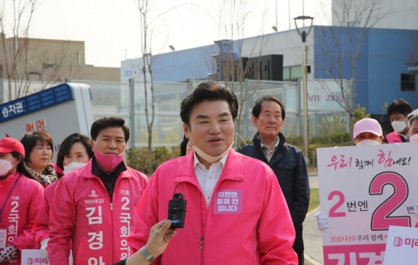 전북익산에서 선거운동을 지원하는 원유철 미래한국당 대표(사진=미래한국당)