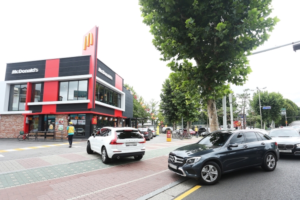 맥도날드 드라이브 스루를 이용하기 위해 차량들이 매장으로 들어가는 모습. ⓒ맥도날드