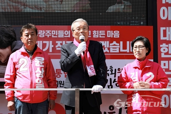 김종인 총괄선대위원장이 김삼화 후보와 윤상일 후보의 지지를 호소 하고 있다. [사진 / 오훈 기자]