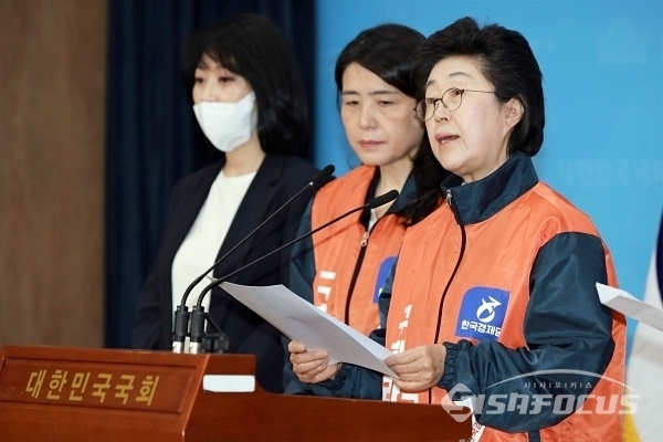 이은재 한국경제당 대표가 10일 국회 소통관에서 기자회견을 하고 있다. 사진 / 오훈 기자