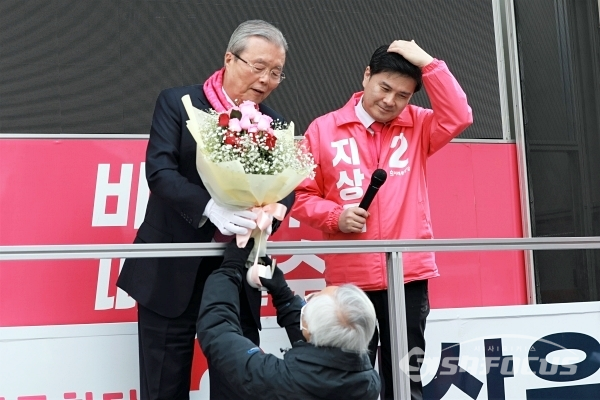 김종인 총괄선대위원장이 한 시민에게 꽃다발을 받고 있다. [사진 / 오훈 기자]