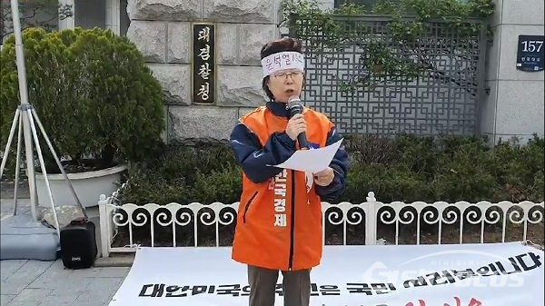 이 은재 한국경제당 대표는 12일 오후 서초동 대검찰청 앞에서 기자회견에서 모두발언을 하고 있다. 사진 / 임희경 기자