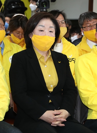 심상정 정의당 대표와 지역구 및 비례대표 후보들이 제21대 국회의원 선거일인 15일 밤 서울 여의도 당사에 마련된 상황실에서 출구조사 방송을 시청하고 있다. ⓒ뉴시스