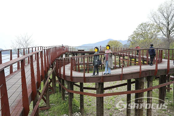 ▲나선형의 전망대 위에서 탁트인 강을 시원스레 바라보며 걷고있는 상춘객들. 사진/박기성